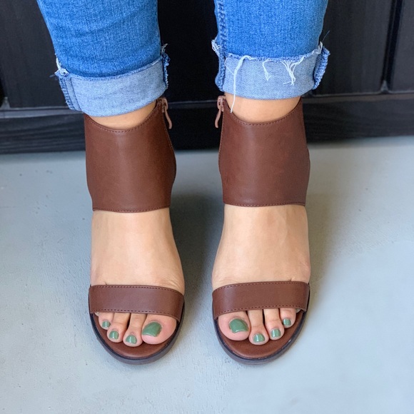 Texas Brown Open Toe Cuff Ankle Sandals - Picture 2 of 8